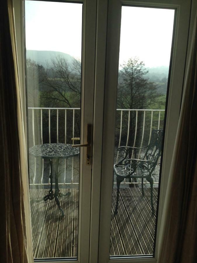 Llanwenarth Hotel And Riverside Restaurant Абъргавени Екстериор снимка